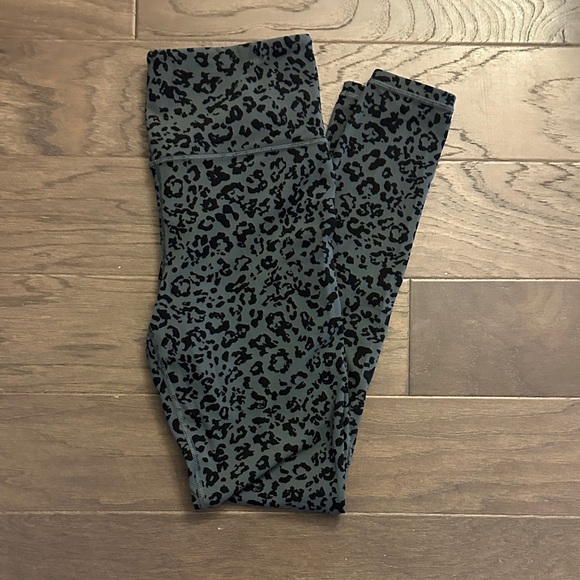 Athleta Black and Gray Leopard Print Leggings Elevation Ultra High rise M Tall - Picture 4 of 4